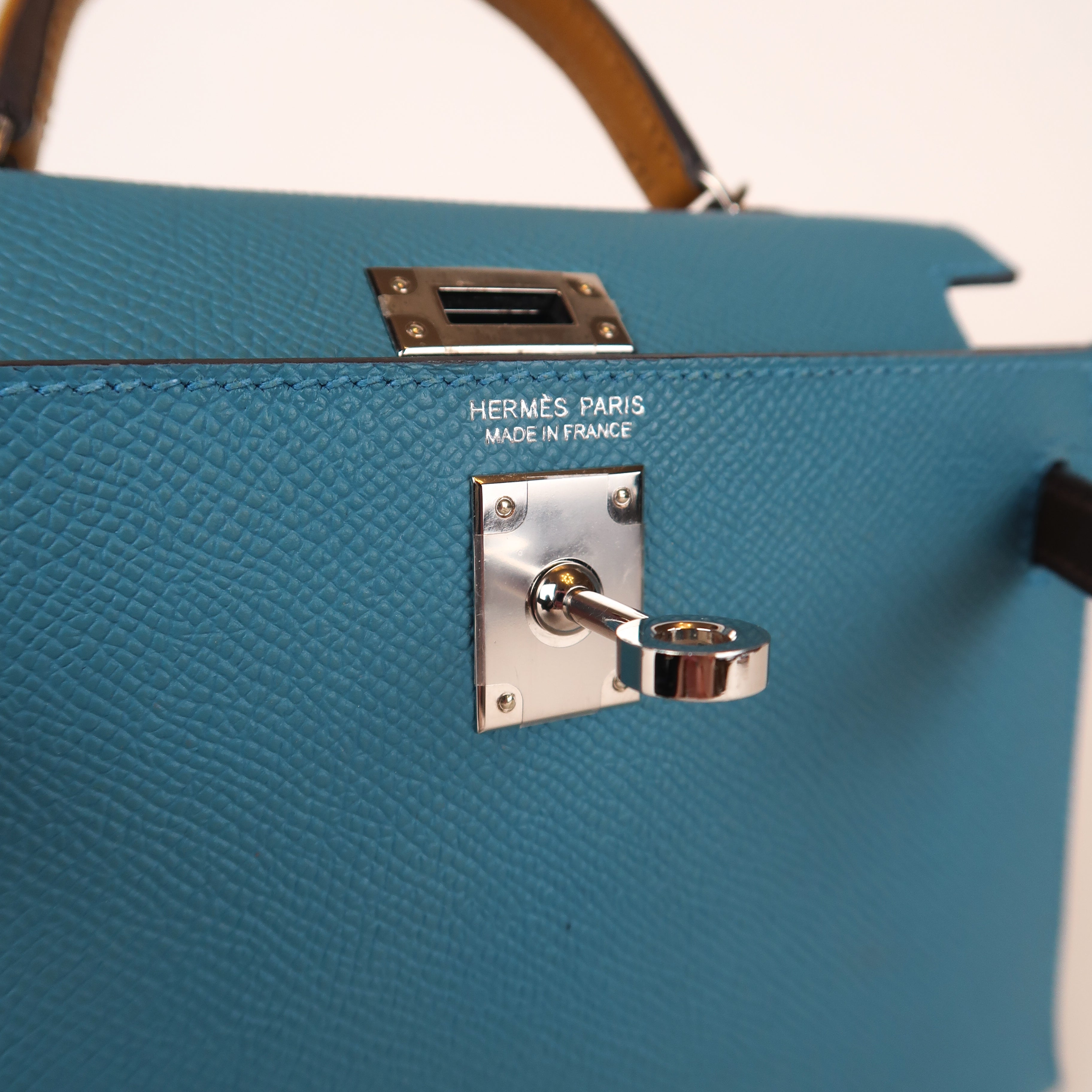 Hermès Tricolor Bleu Jean/Ecorce/Sesame Epsom Mini Kelly (PHW | 2024)